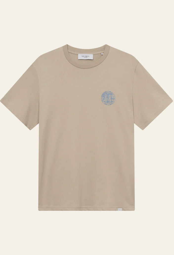 LES DEUX - Globe T-shirt - Desert Sand - Dale