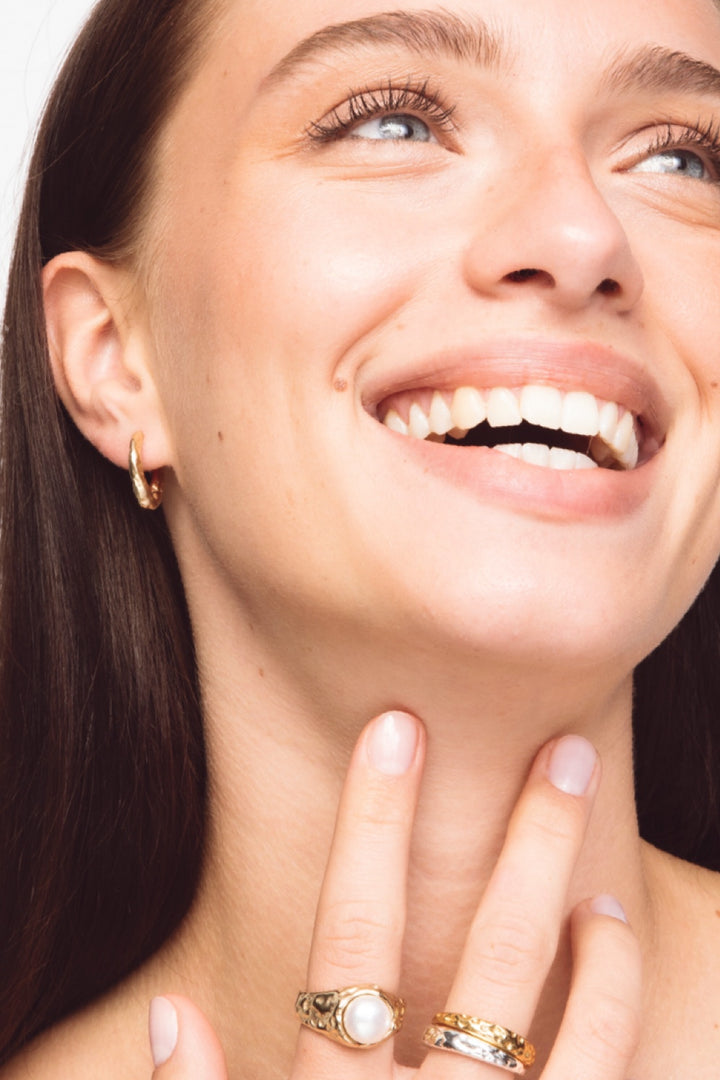 CAMILLA PIHL JEWELRY The Small Triangle Hoops Gold - Dale
