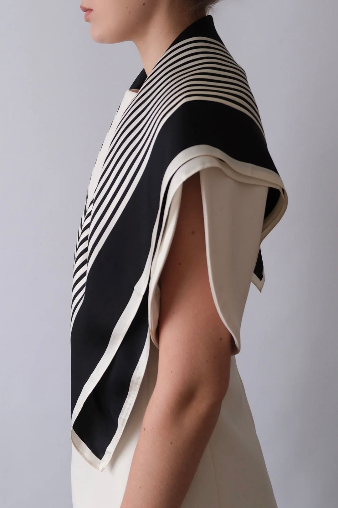 LE SCARF NO. 2 Black & Cream 90X90 - Dale