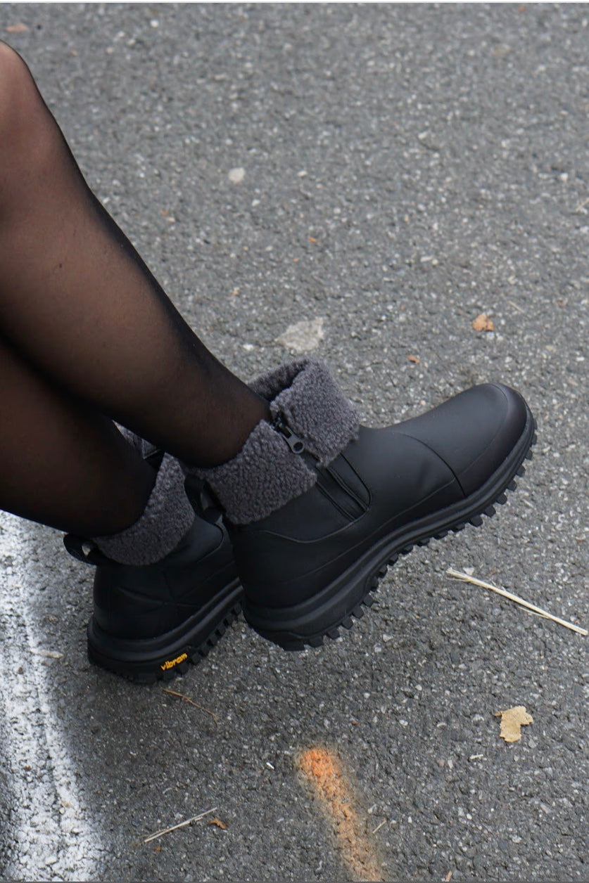 Sola Winter Chelsea Boot - Deep Black