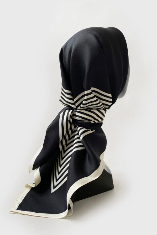 LE SCARF NO. 2 Black & Cream 90X90 - Dale