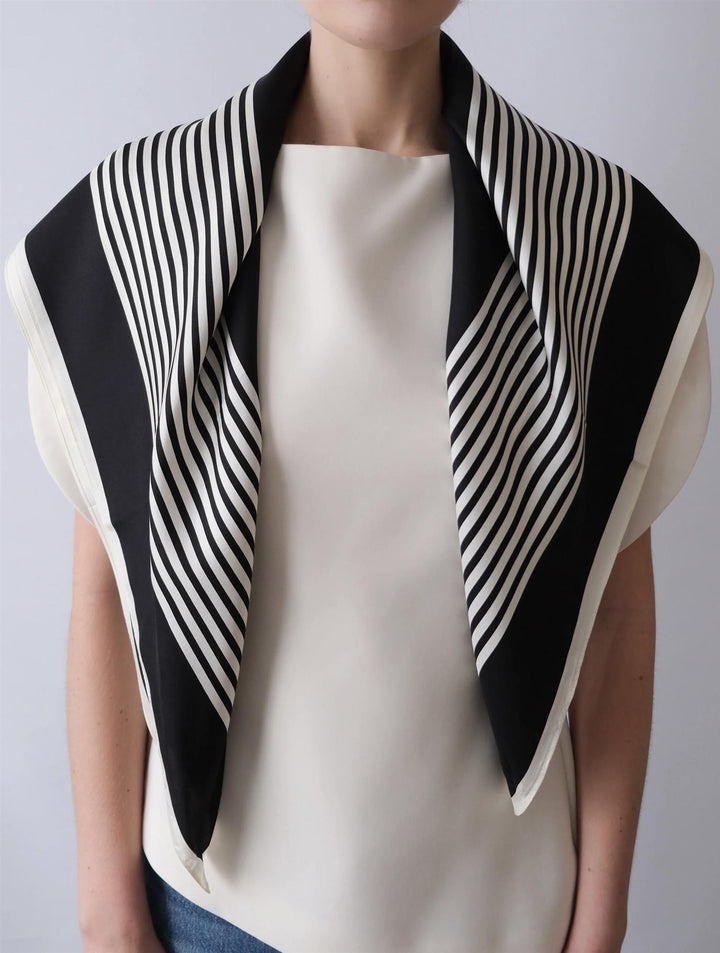 LE SCARF NO. 2 Black & Cream 90X90 - Dale