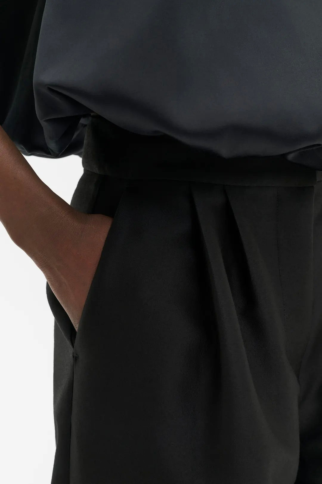 Smilla Barrel Leg Wool-Silk Trousers Black