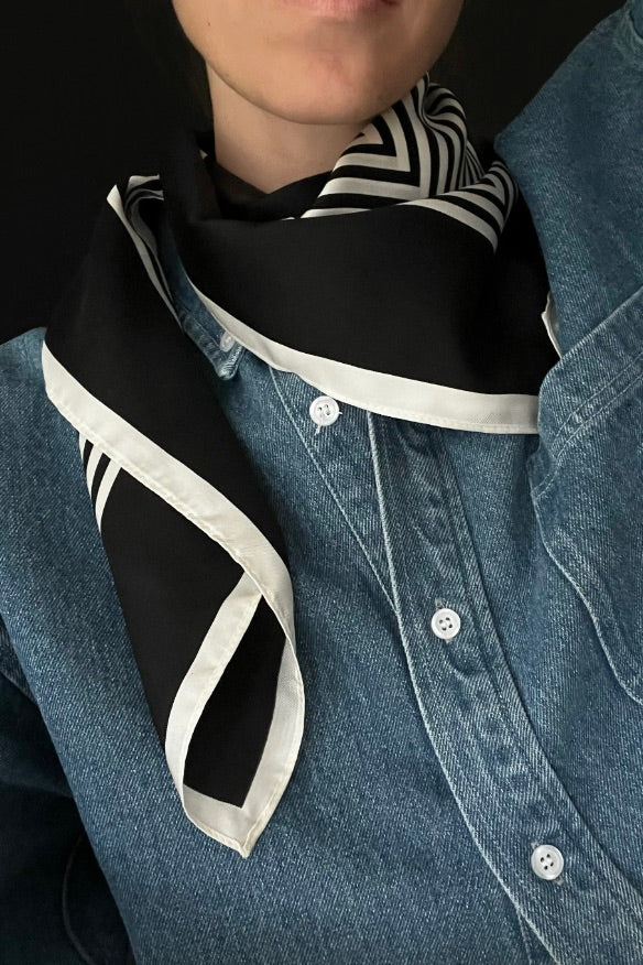 LE SCARF NO. 2 Black & Cream 90X90 - Dale