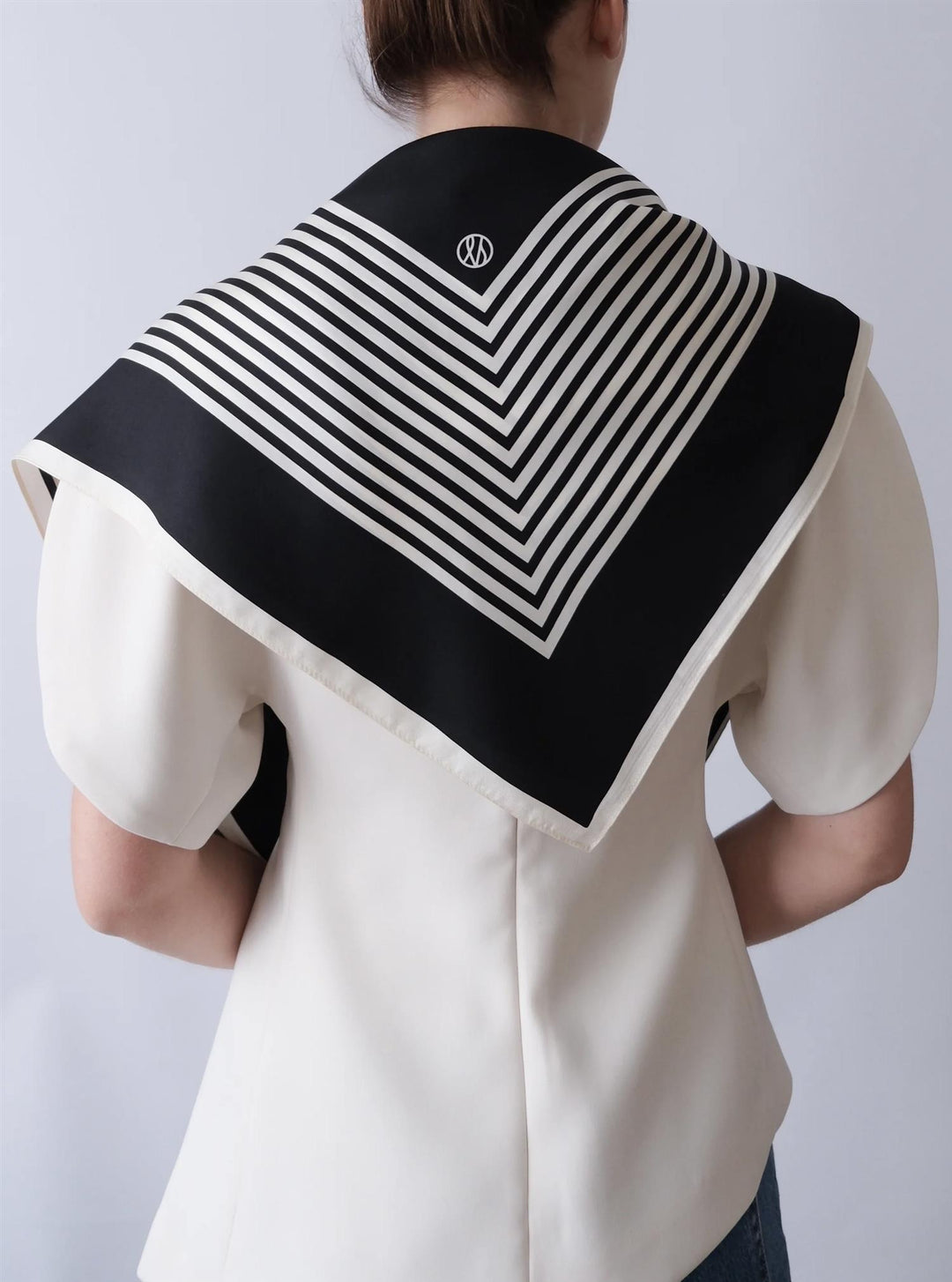 LE SCARF NO. 2 Black & Cream 90X90 - Dale