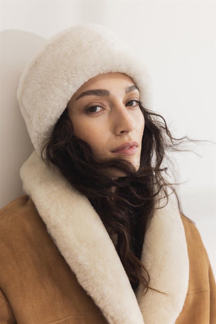 CAMILLA PIHL Azta Beanie Camel Suede - Dale