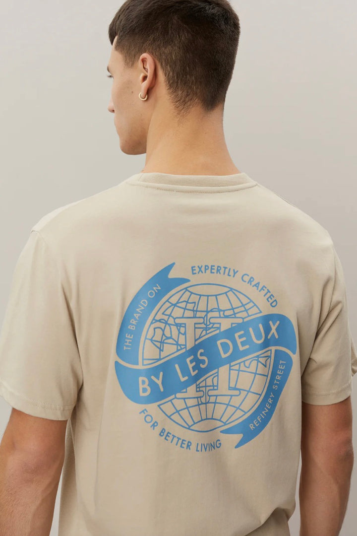 LES DEUX - Globe T-shirt - Desert Sand - Dale