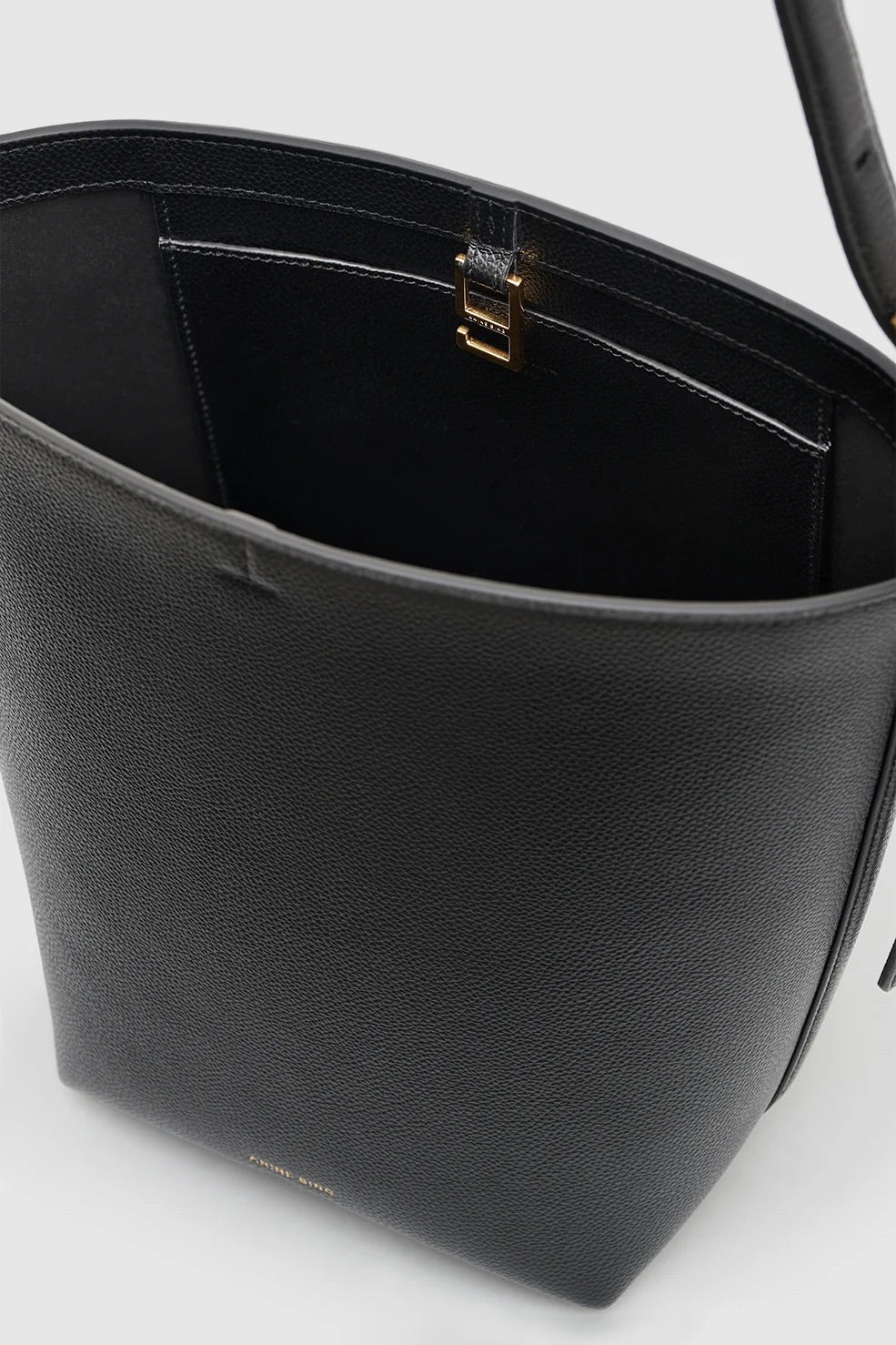 ANINE BING Elly Medium Bucket Bag Grained Leather Black - Dale