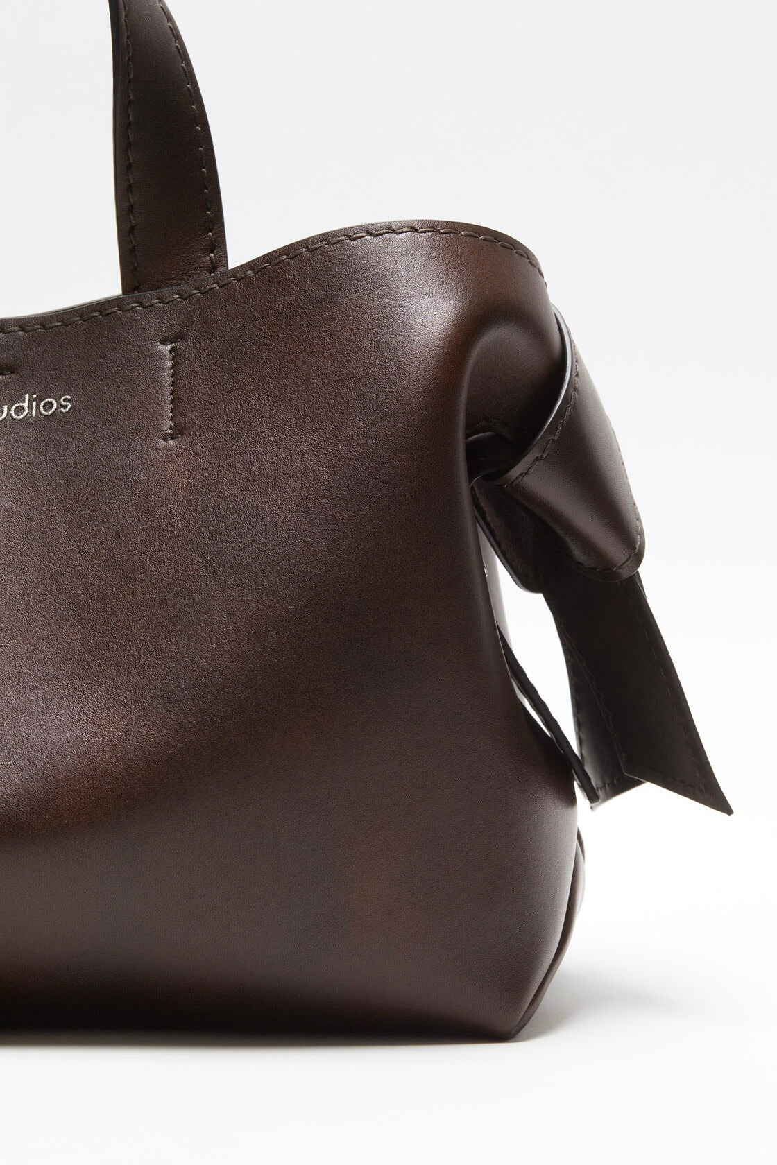 【Acne Studios】Musubi ミディ トートバッグ/ Dark brown Acne Studios Musubi Dark Brown Midi Tote Bag | Liberty